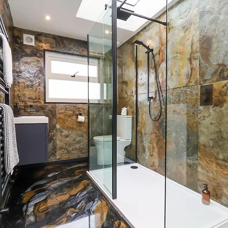 23 Trafalgar Square *