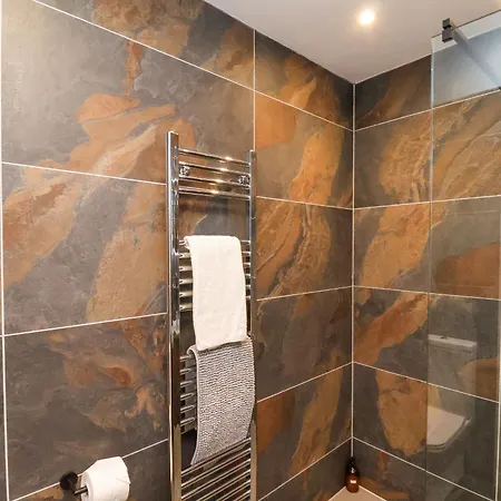 23 Trafalgar Square *