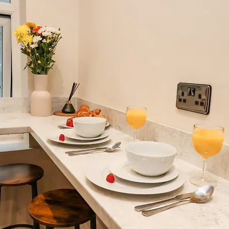 23 Trafalgar Square *